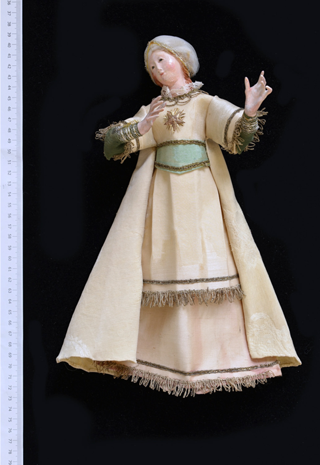 Figura świętej (687/MMZ), przód, 31,3 cm, stan po konserwacji