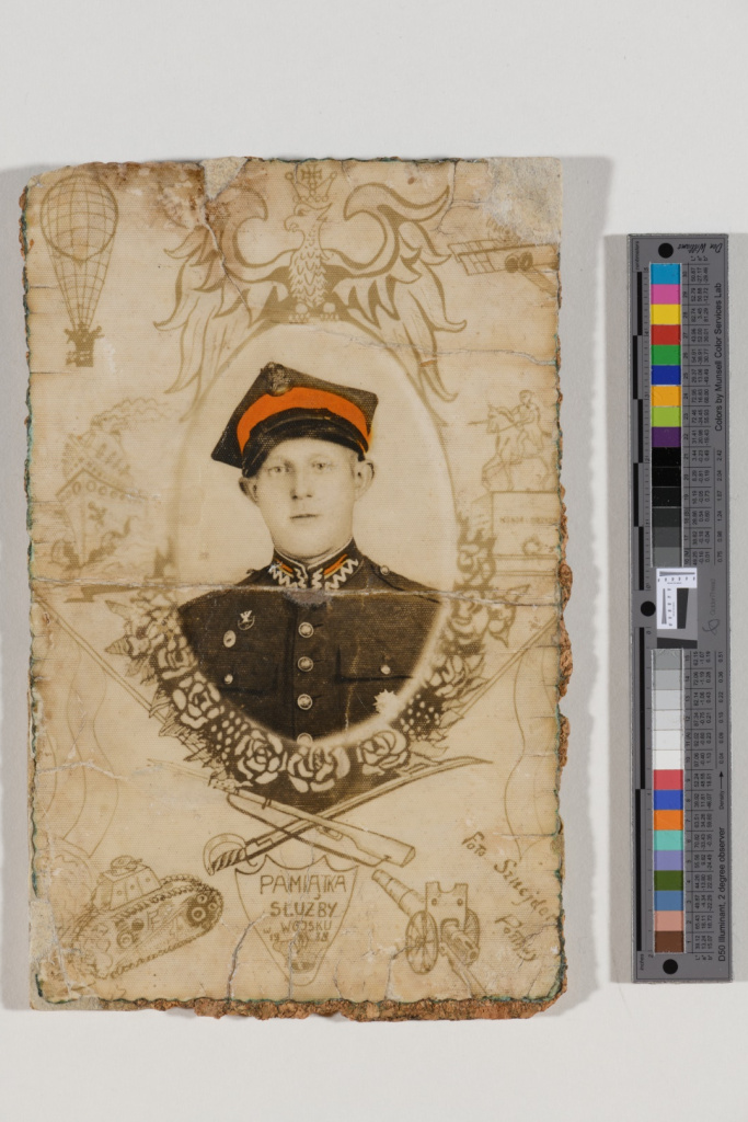 Szczepan Chudaszek – pamiątka służby wojskowej, 1938, nr.inw. AF35295, Muzeum Warszawy, fotografia żelatynowo-srebrowa kolorowana, naklejona na korkowe podłoże, 13,5 × 8,5 cm, stan lica po konserwacji