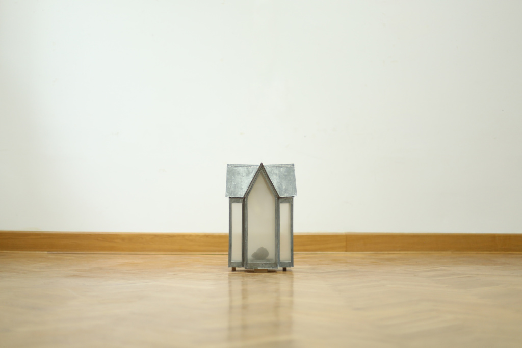 Kadzielnica, blacha tytanowo-cynkowa, szkło, huba, 55 × 36 × 36 cm